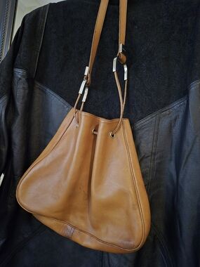 Gucci Vintage Drawstring Shoulder Bag in Warm Tan Leather